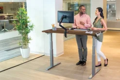 Fellowes Levado Elektrisch Hoogteverstelbaar Zit-sta-bureau Rechthoekig Walnoot T-Voet 1.829 (B) x 698 (D) x 1.257 (H) mm Gemelamineerde spaanplaat, PVC (Polyvinylchloride), Staal